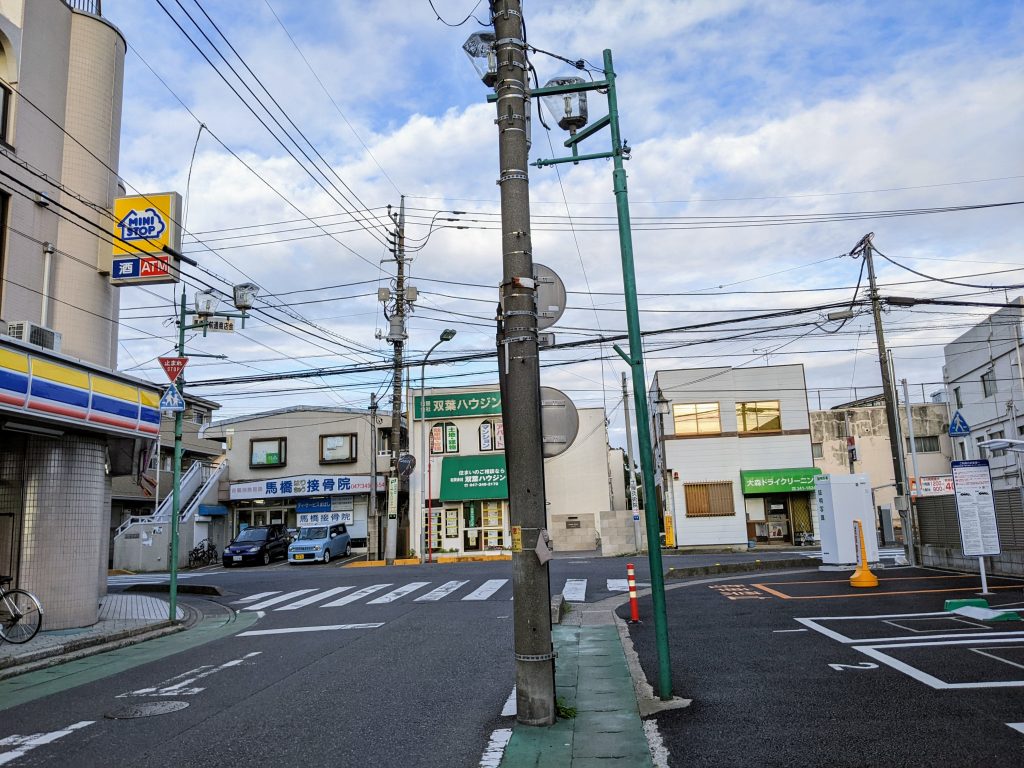 ③突き当たりのところを右に曲がります。