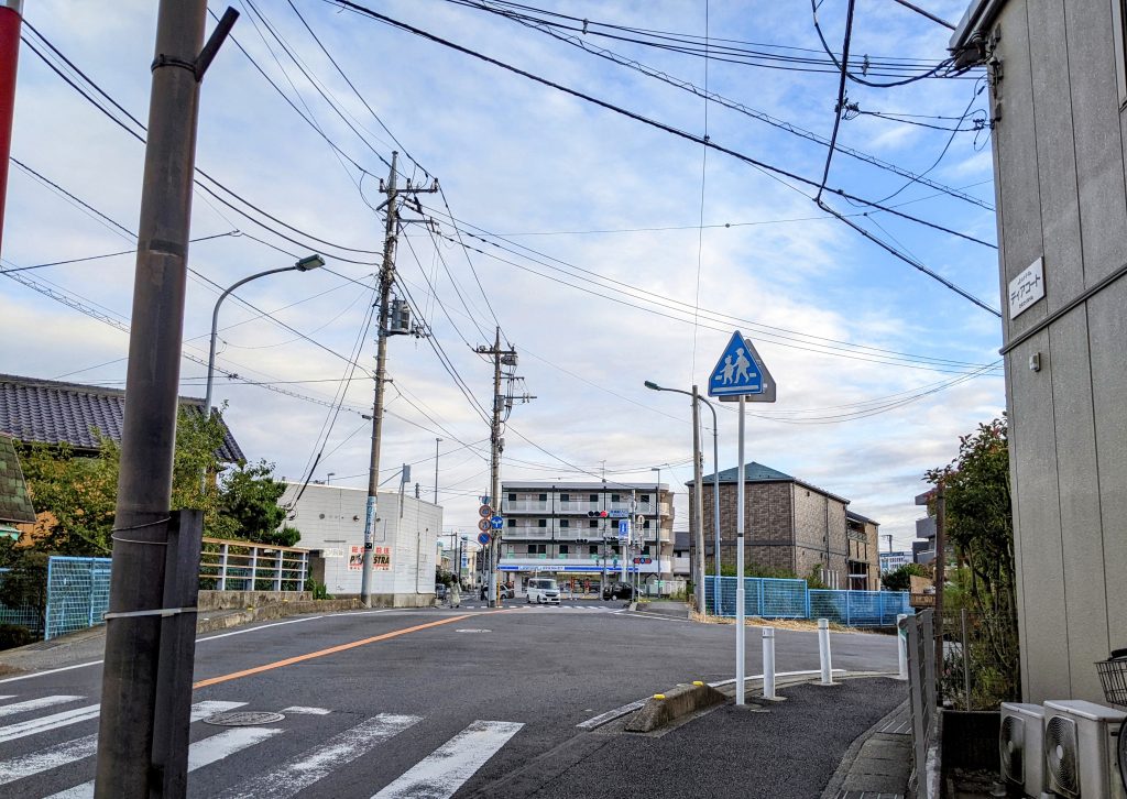 ⑤馬橋駅入り口（交差点）が見えてきます。