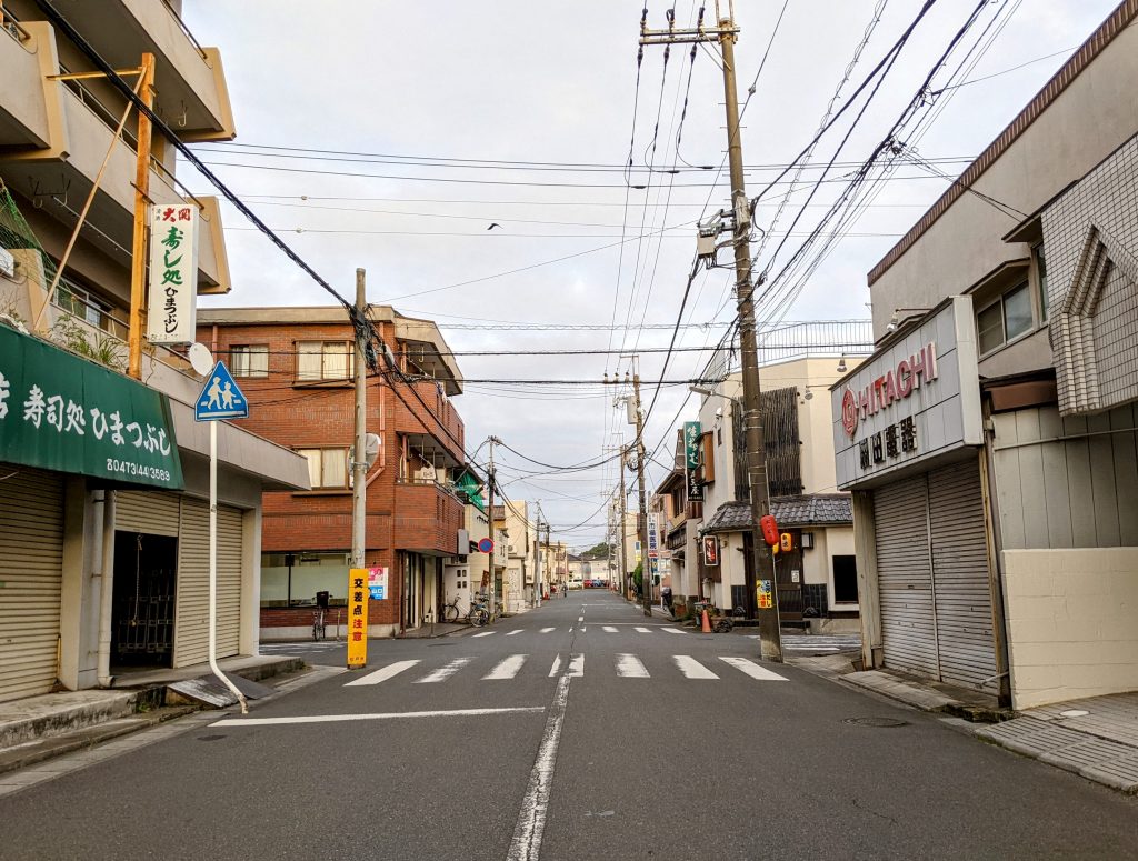 茶色いレンガの建物の方へ左に曲がります。