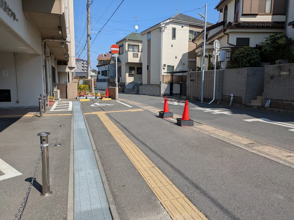 ⑨そのまま点字ブロックがある方の道をあるいていくと